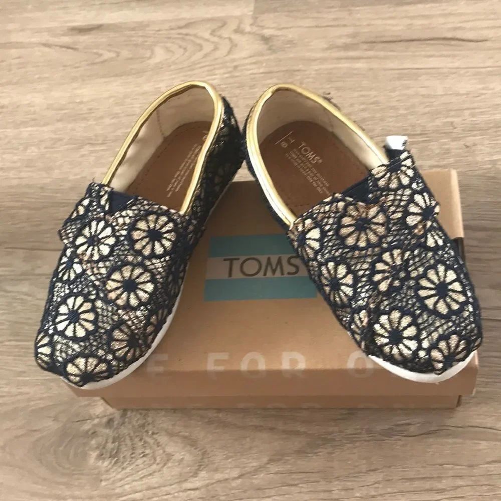 🎉last deal🎉Classic Gold Crochet Glitter Toms sho